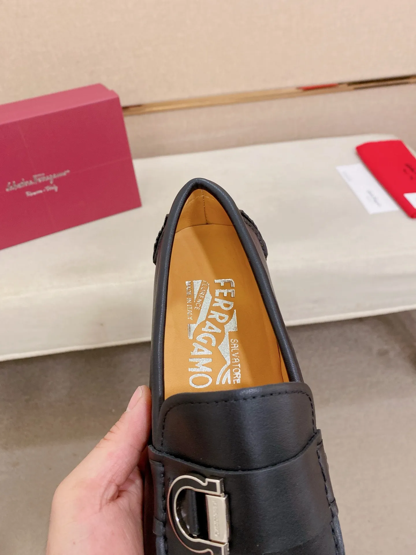 Men's shoes💰: 540💰High-end quality! Ferragamo🆕🆕Exclusive hot-selling products in stock🔥🔥New products on the shelves, high-quality Ferragamo men's pea shoes, high-end casual driving shoes, with complete packaging! 💪 💪 Material: imported first-layer pebbled cowhide 🐂 + imported high-quality water-dyed cowhide lining + wear-resistant outsole 👍🏻👍🏻 Features: high-end and comfortable, purely handmade 🚀 🚀 Create the perfect shoe that suits you best 🔥 🔥 Size: (38-44) 45 standard size can be customized!